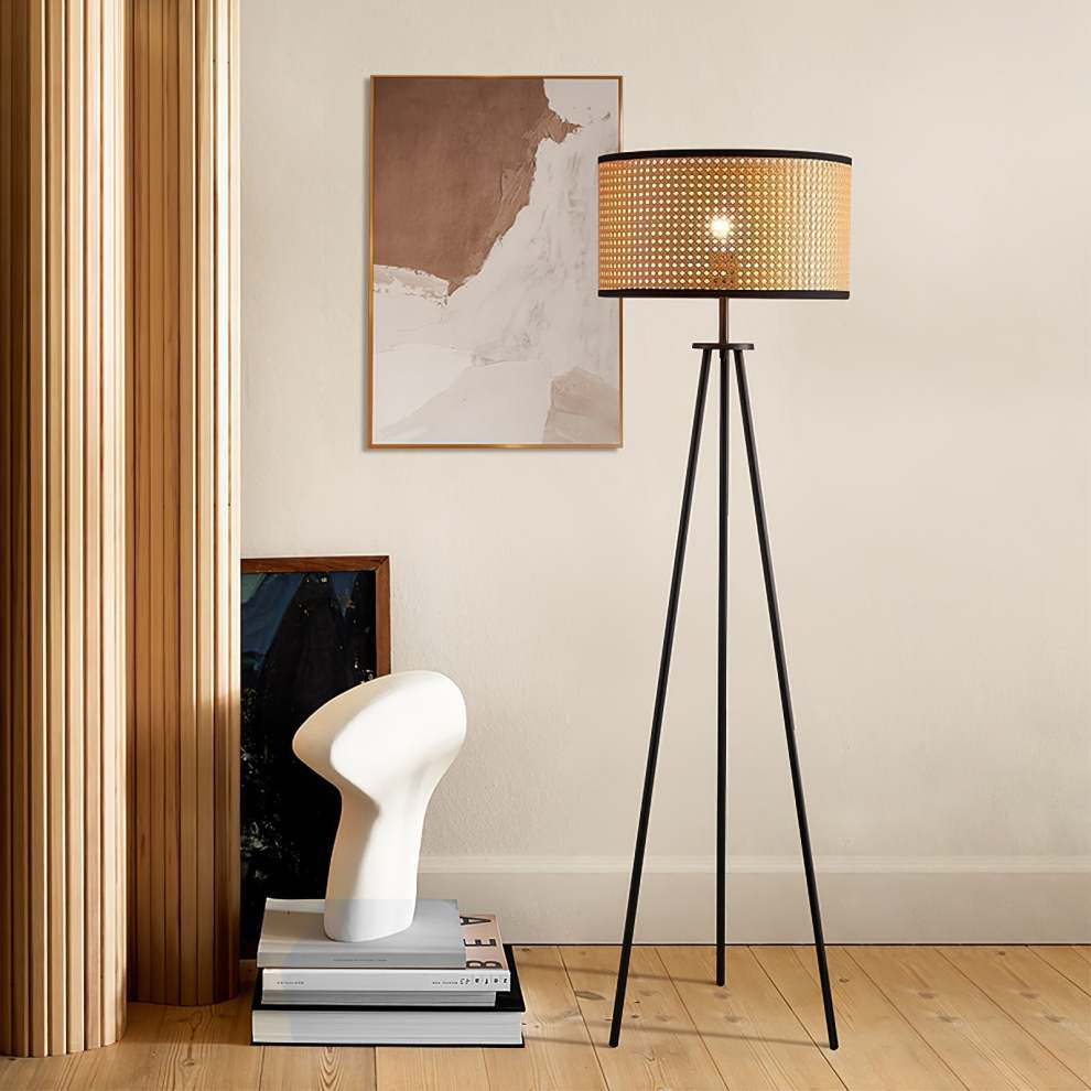 Rattan Tripod Vloerlamp – Natuurlijke Staande Lamp met Modern Driepoot Design | Stijlvol, Warm & Tijdloos