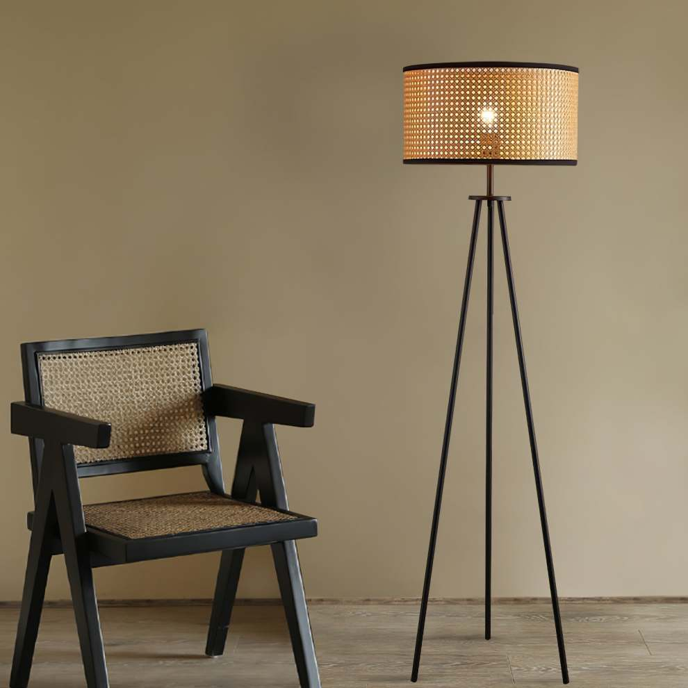 Rattan Tripod Vloerlamp – Natuurlijke Staande Lamp met Modern Driepoot Design | Stijlvol, Warm & Tijdloos