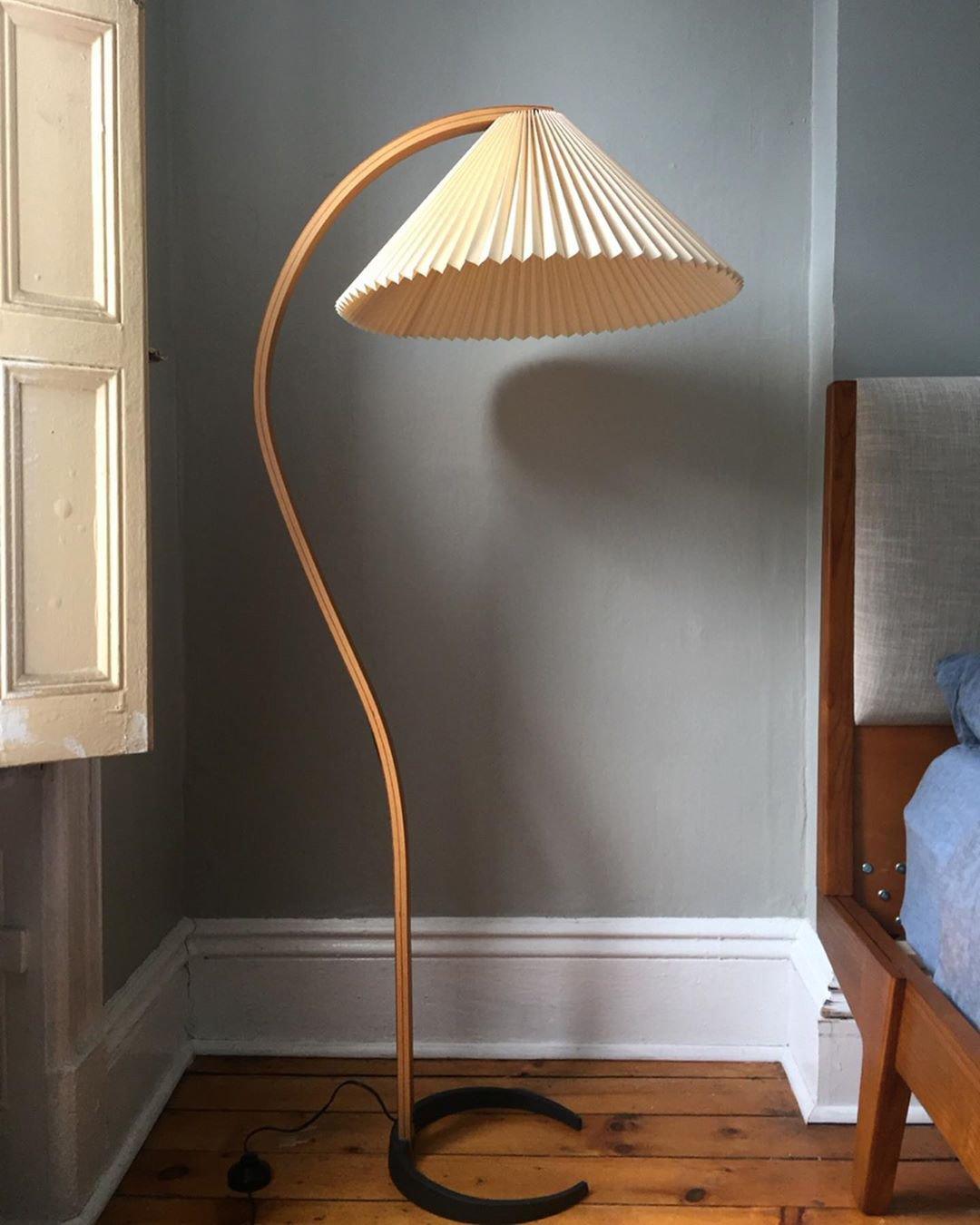 Caprani Vloerlamp – Scandinavisch Design Staande Lamp met Beukenhout & Linnen Kap | Iconische Retro Stijl uit de Jaren ’70