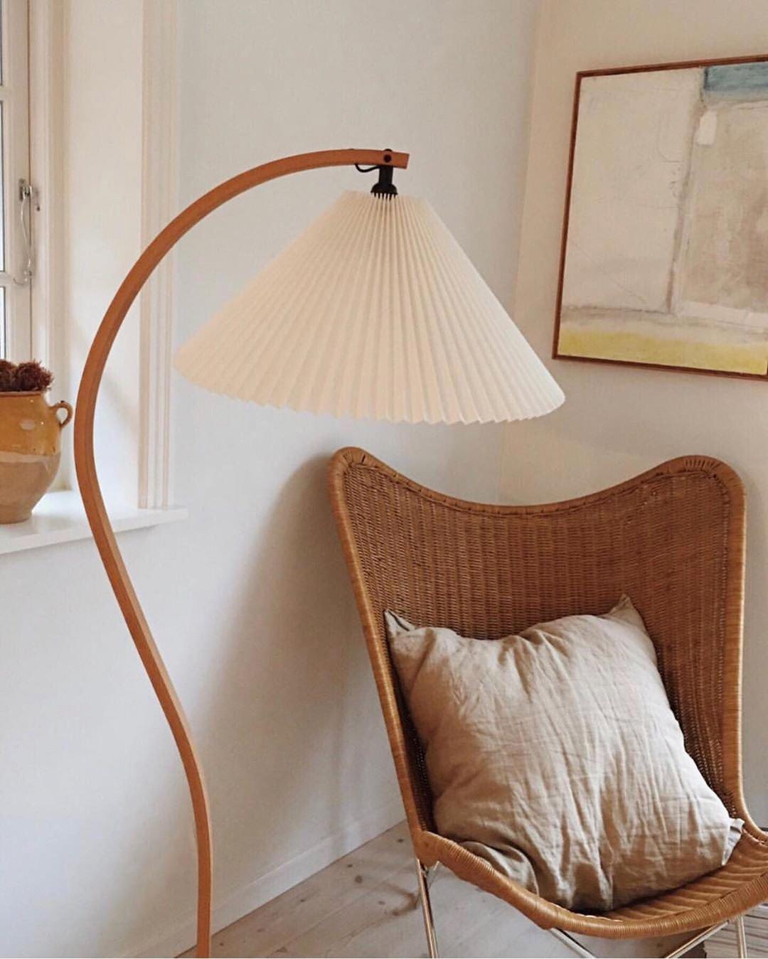 Caprani Vloerlamp – Scandinavisch Design Staande Lamp met Beukenhout & Linnen Kap | Iconische Retro Stijl uit de Jaren ’70