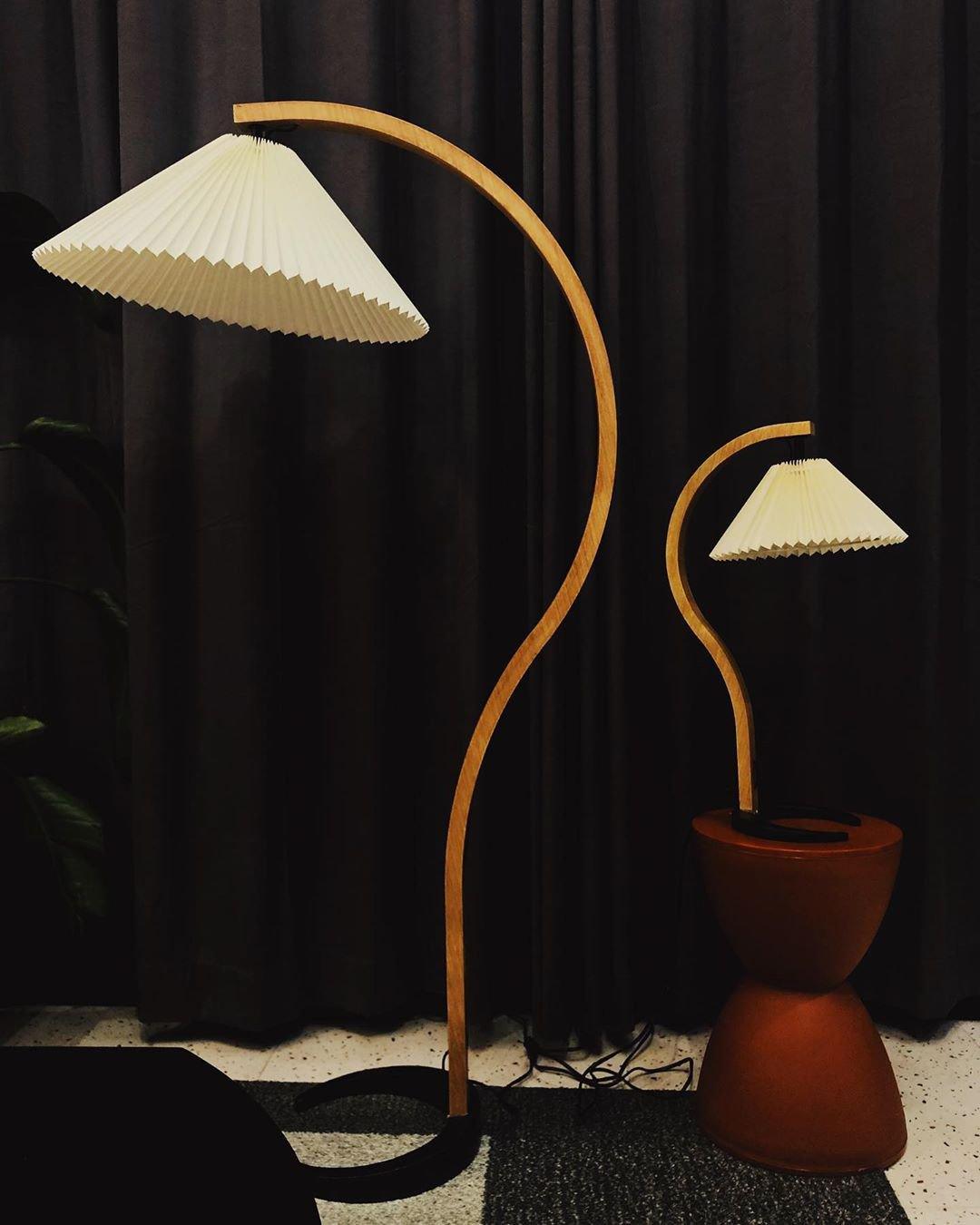 Caprani Vloerlamp – Scandinavisch Design Staande Lamp met Beukenhout & Linnen Kap | Iconische Retro Stijl uit de Jaren ’70
