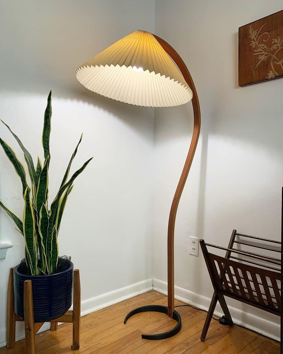Caprani Vloerlamp – Scandinavisch Design Staande Lamp met Beukenhout & Linnen Kap | Iconische Retro Stijl uit de Jaren ’70