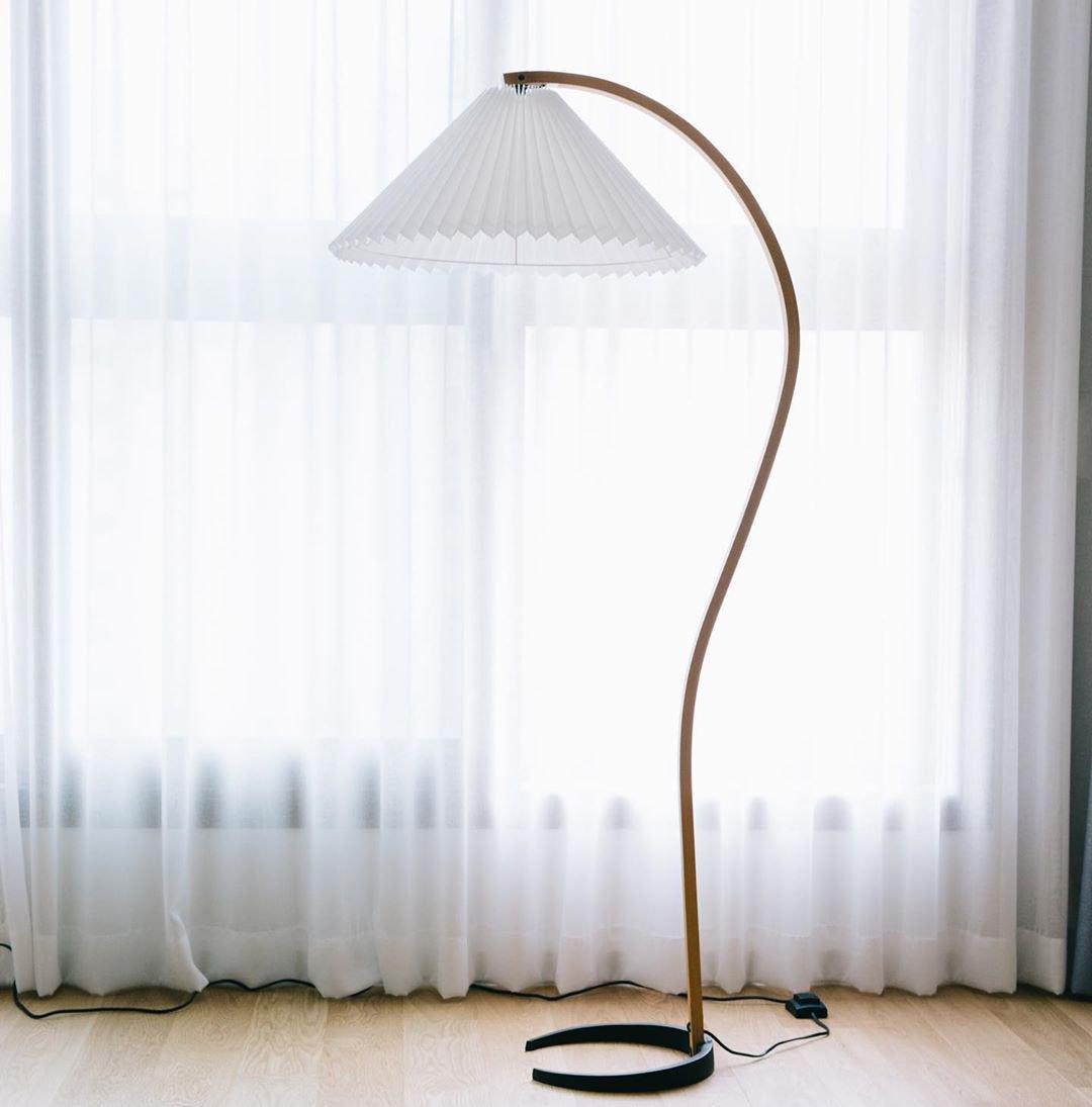 Caprani Vloerlamp – Scandinavisch Design Staande Lamp met Beukenhout & Linnen Kap | Iconische Retro Stijl uit de Jaren ’70