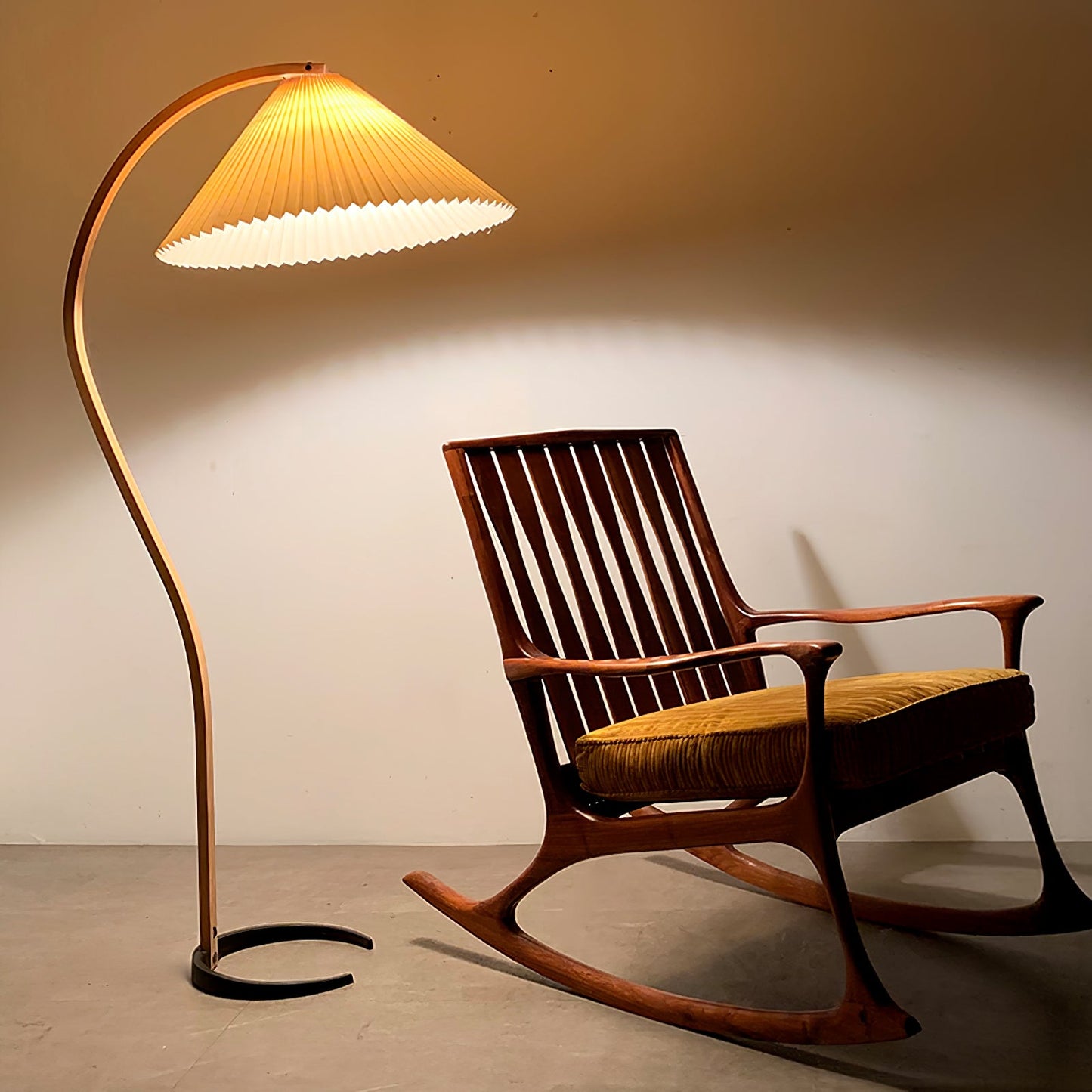 Caprani Vloerlamp – Scandinavisch Design Staande Lamp met Beukenhout & Linnen Kap | Iconische Retro Stijl uit de Jaren ’70