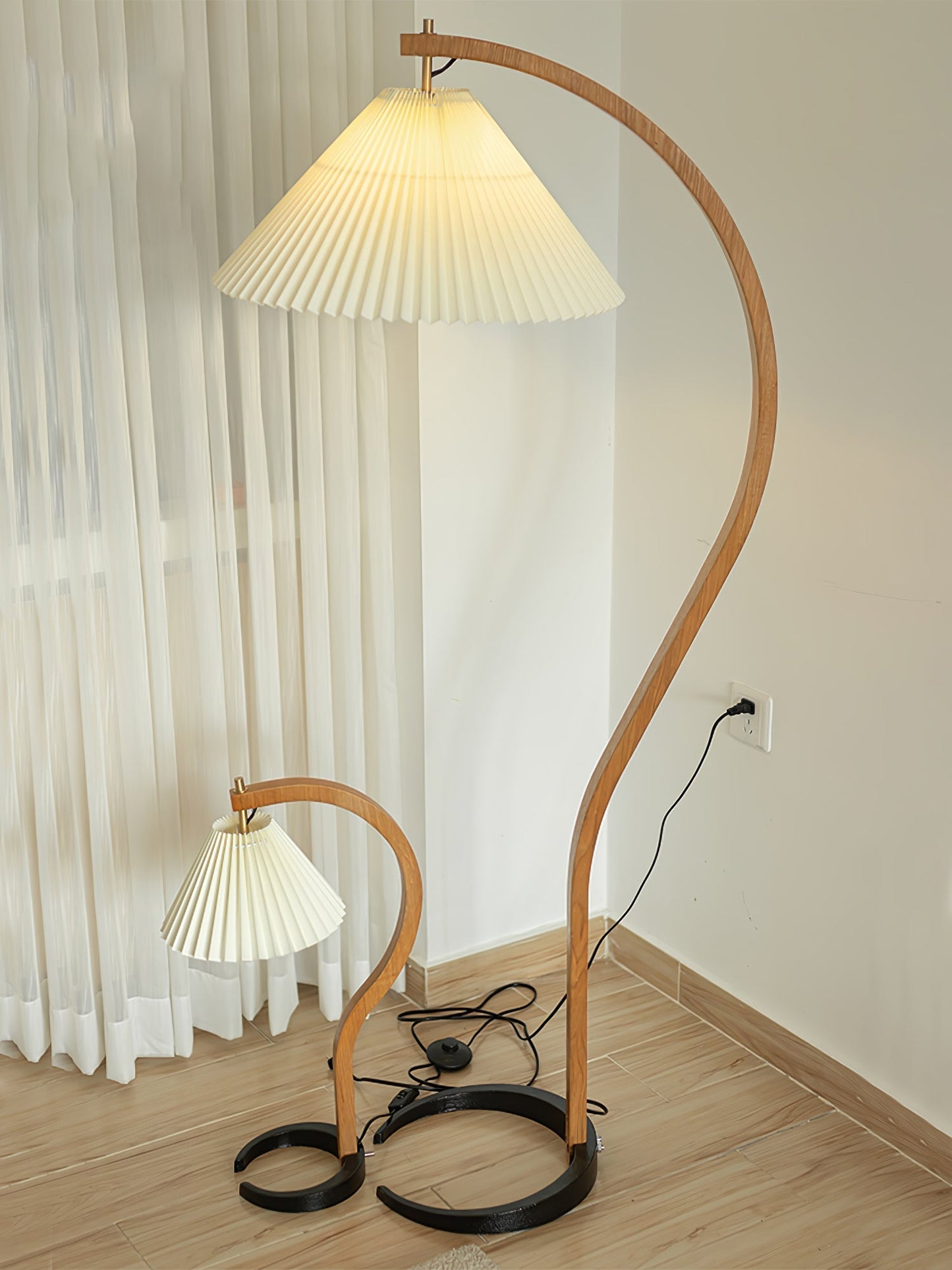 Caprani Vloerlamp – Scandinavisch Design Staande Lamp met Beukenhout & Linnen Kap | Iconische Retro Stijl uit de Jaren ’70