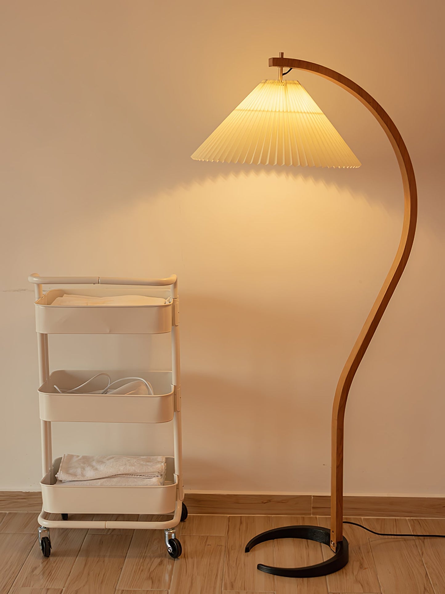 Caprani Vloerlamp – Scandinavisch Design Staande Lamp met Beukenhout & Linnen Kap | Iconische Retro Stijl uit de Jaren ’70