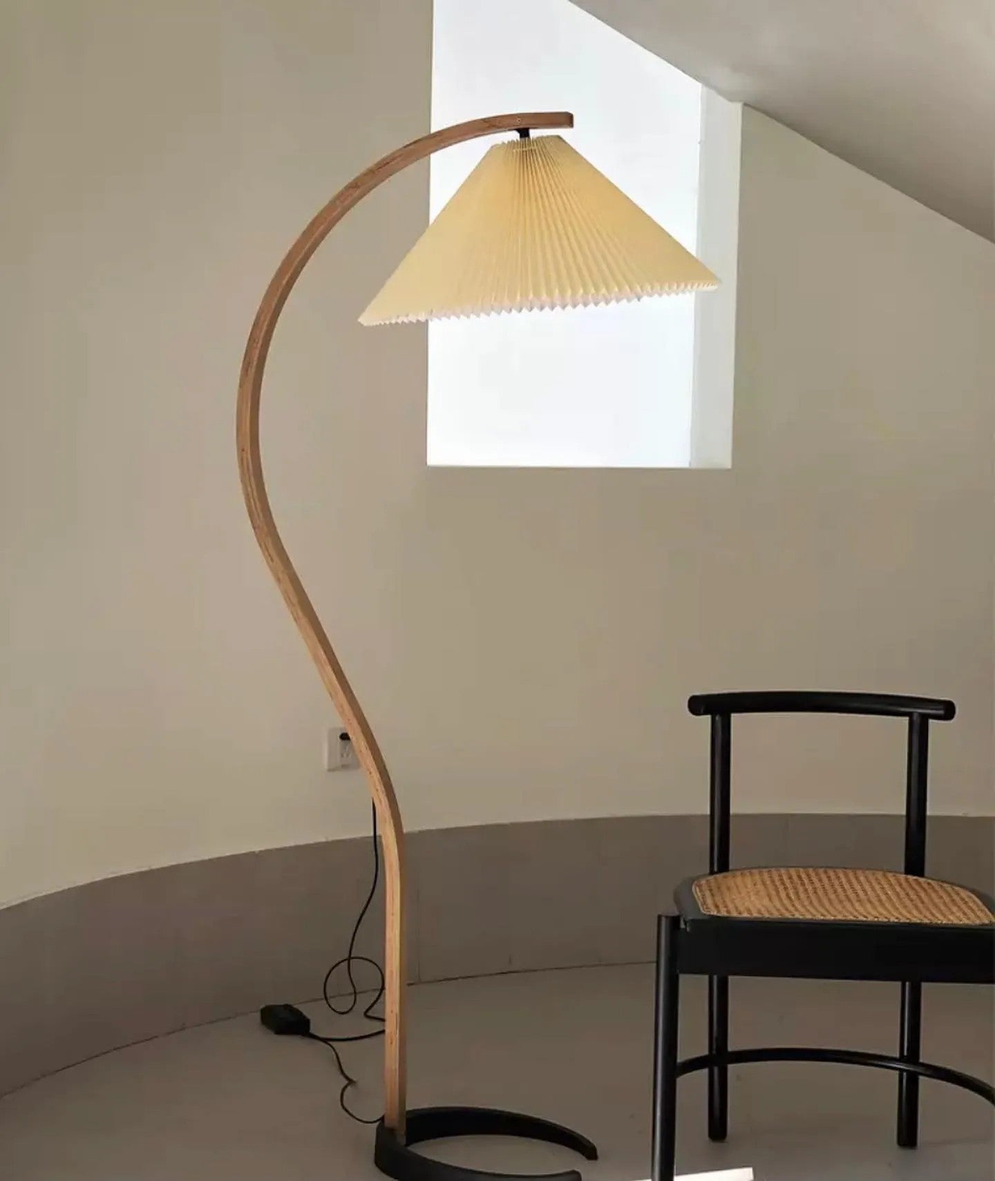 Caprani Vloerlamp – Scandinavisch Design Staande Lamp met Beukenhout & Linnen Kap | Iconische Retro Stijl uit de Jaren ’70