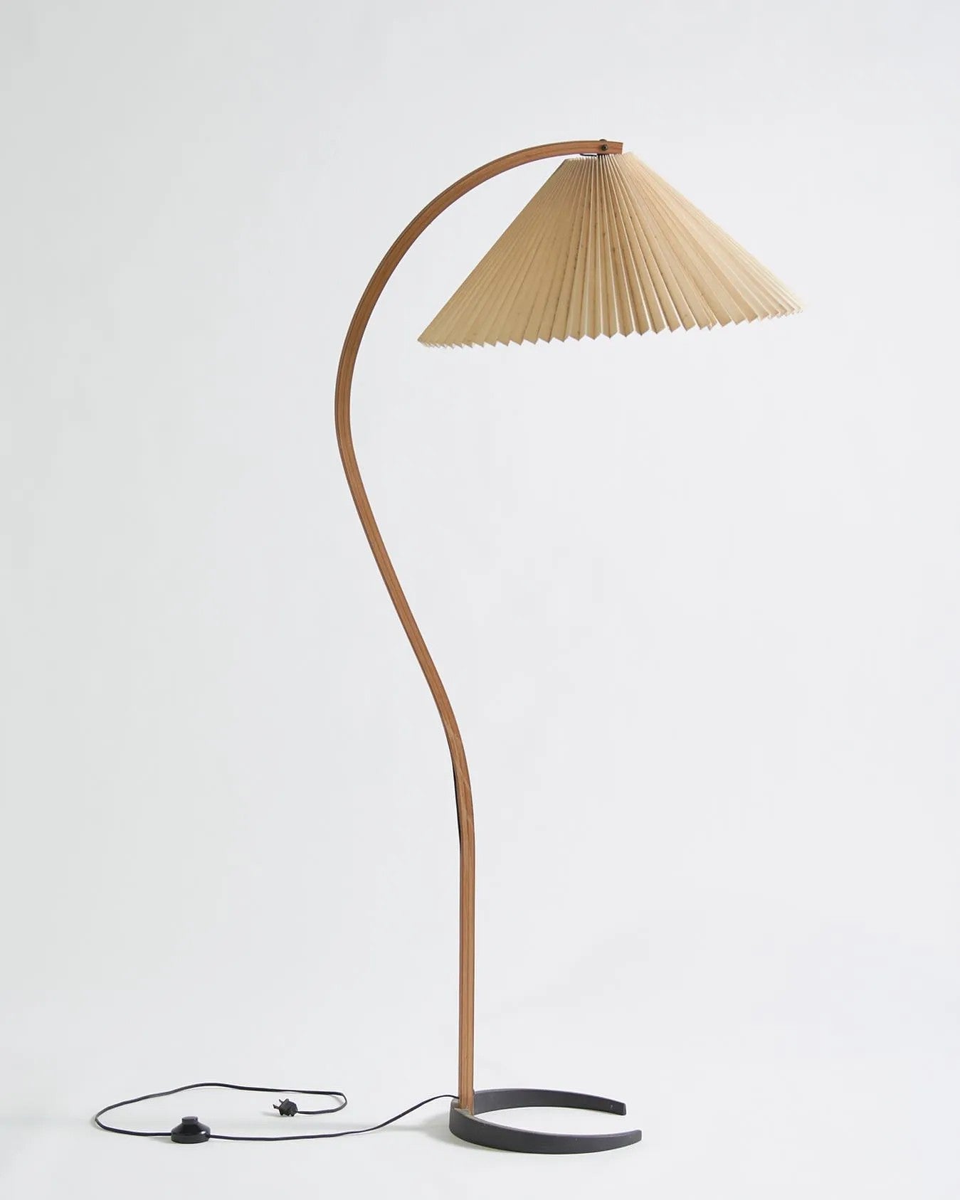 Caprani Vloerlamp – Scandinavisch Design Staande Lamp met Beukenhout & Linnen Kap | Iconische Retro Stijl uit de Jaren ’70