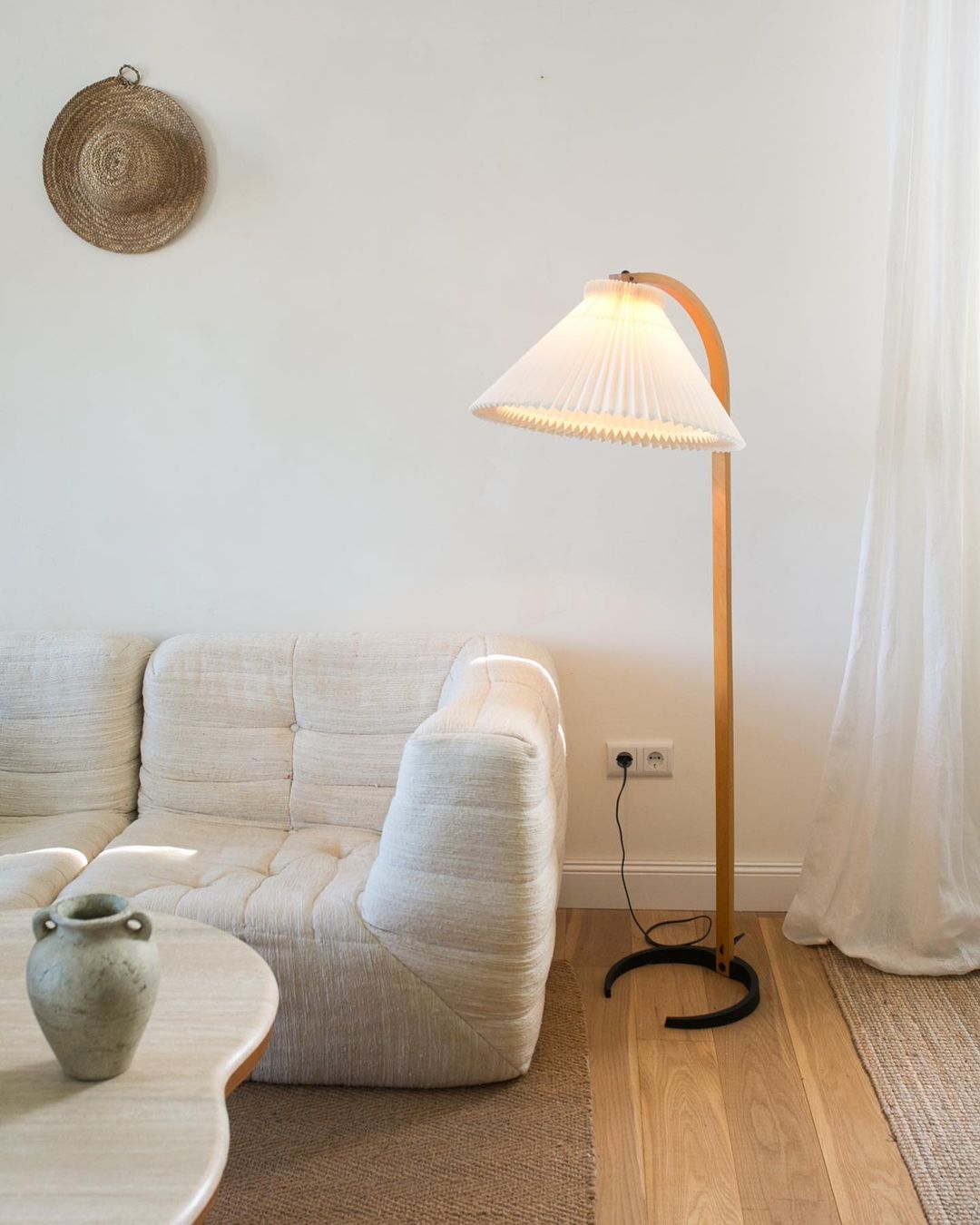 Caprani Vloerlamp – Scandinavisch Design Staande Lamp met Beukenhout & Linnen Kap | Iconische Retro Stijl uit de Jaren ’70