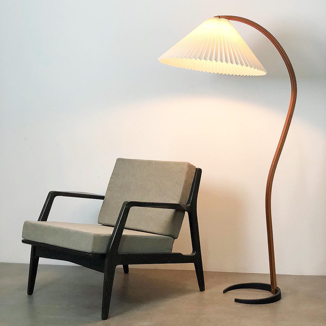 Caprani Vloerlamp – Scandinavisch Design Staande Lamp met Beukenhout & Linnen Kap | Iconische Retro Stijl uit de Jaren ’70
