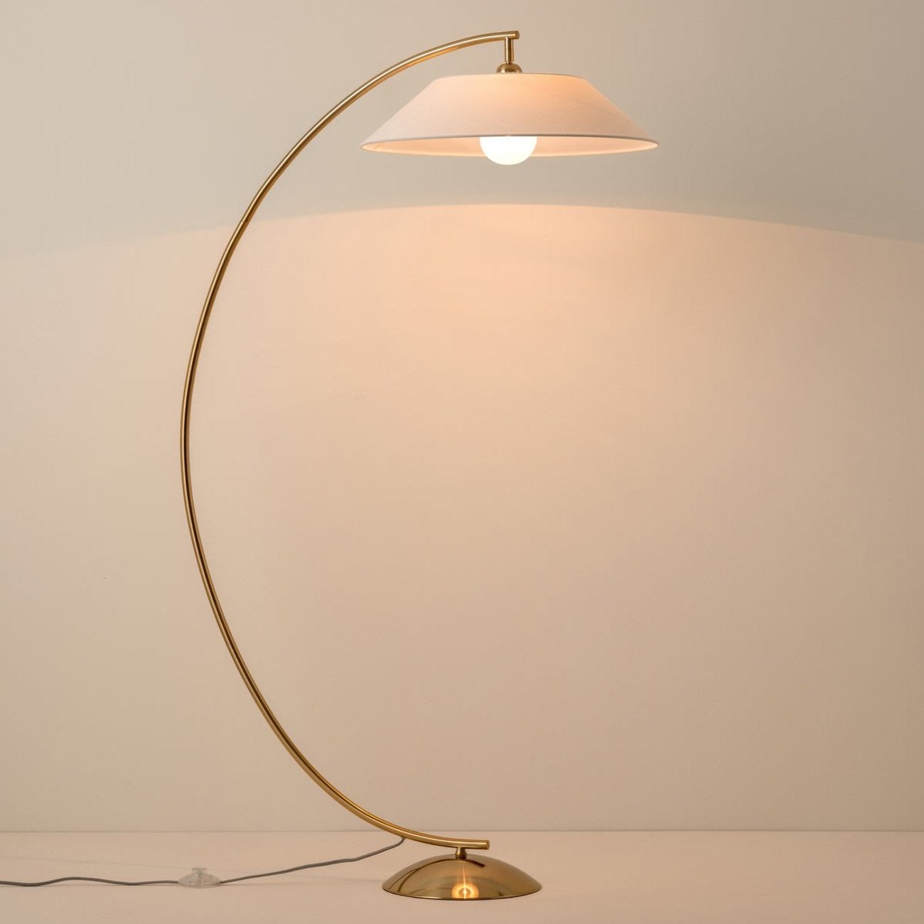 Design Vloerlamp – Luxe Staande Lamp met Stalen Basis & Stoffen Kap | Tijdloos, Elegant & Sfeervol