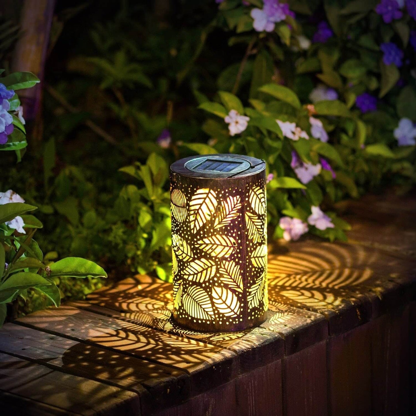 Luminous Leaf Lantaarn – Stijlvolle Solar Tuinlantaarn met Tropisch Bladpatroon | Waterdicht & Sfeervol Licht voor Tuin en Tafel
