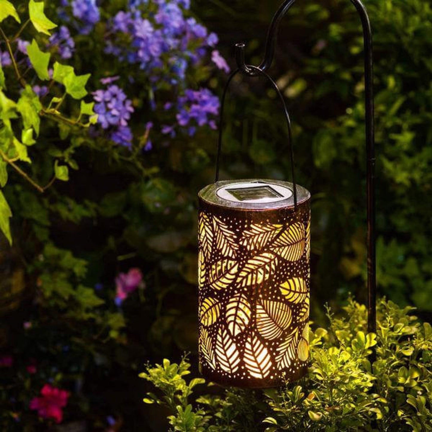 Luminous Leaf Lantaarn – Stijlvolle Solar Tuinlantaarn met Tropisch Bladpatroon | Waterdicht & Sfeervol Licht voor Tuin en Tafel