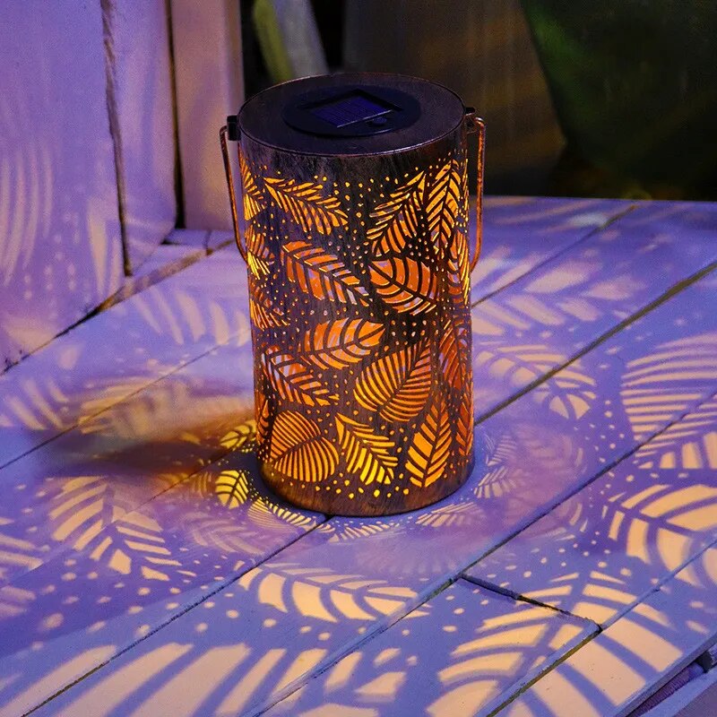 Luminous Leaf Lantaarn – Stijlvolle Solar Tuinlantaarn met Tropisch Bladpatroon | Waterdicht & Sfeervol Licht voor Tuin en Tafel