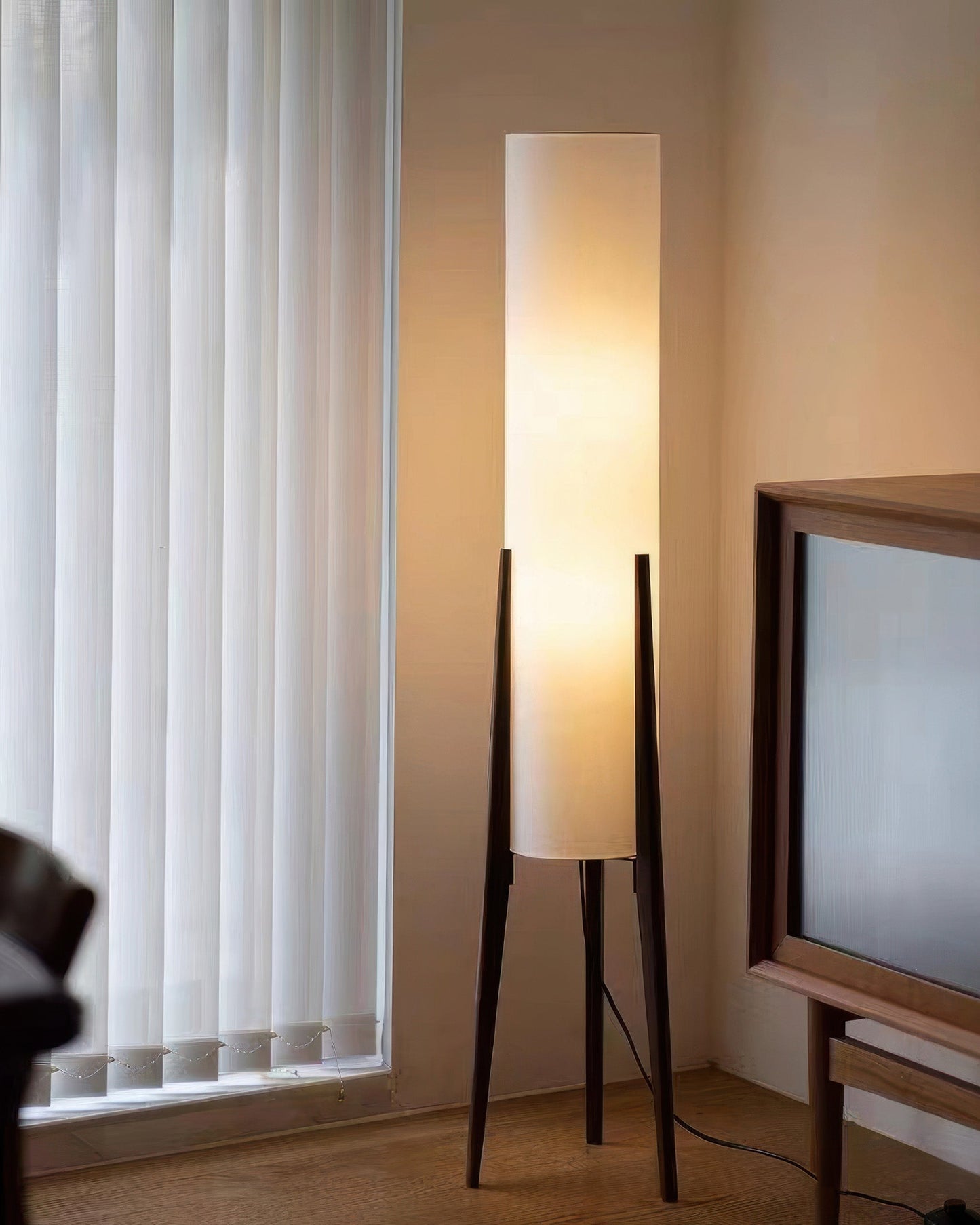 Walnoot Vloerlamp – Nordic Retro Design Staande Lamp met Stoffen Kap | Warm Licht & Elegante Uitstraling