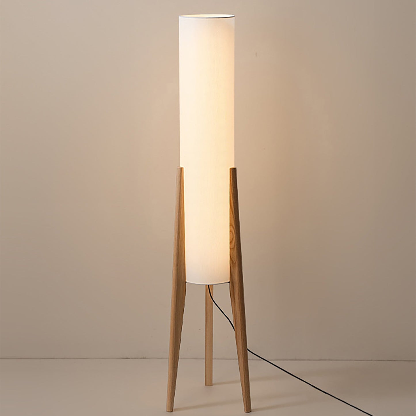 Walnoot Vloerlamp – Nordic Retro Design Staande Lamp met Stoffen Kap | Warm Licht & Elegante Uitstraling