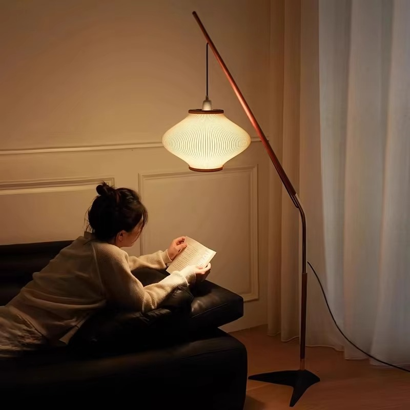 Medieval Style Vloerlamp – Houten Booglamp met Geplooide Stoffen Kap | Japans Minimalisme & Warme Sfeer
