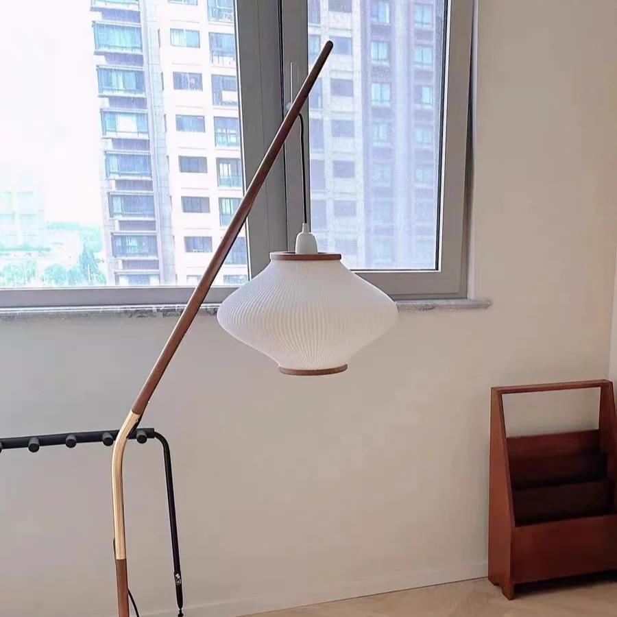 Medieval Style Vloerlamp – Houten Booglamp met Geplooide Stoffen Kap | Japans Minimalisme & Warme Sfeer