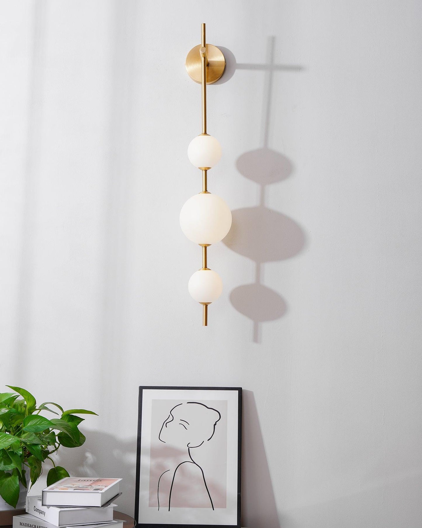 Verticale Glass Globe Wandlamp – Luxe LED Wandverlichting met Gouden Afwerking | Minimalistisch & Sfeervol Design