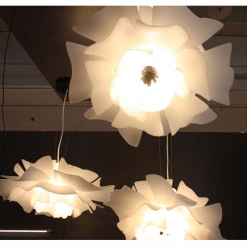 Moderne Hanglamp in Bloemvorm – Witte LED Kroonluchter van Metaal en Acryl – Bella