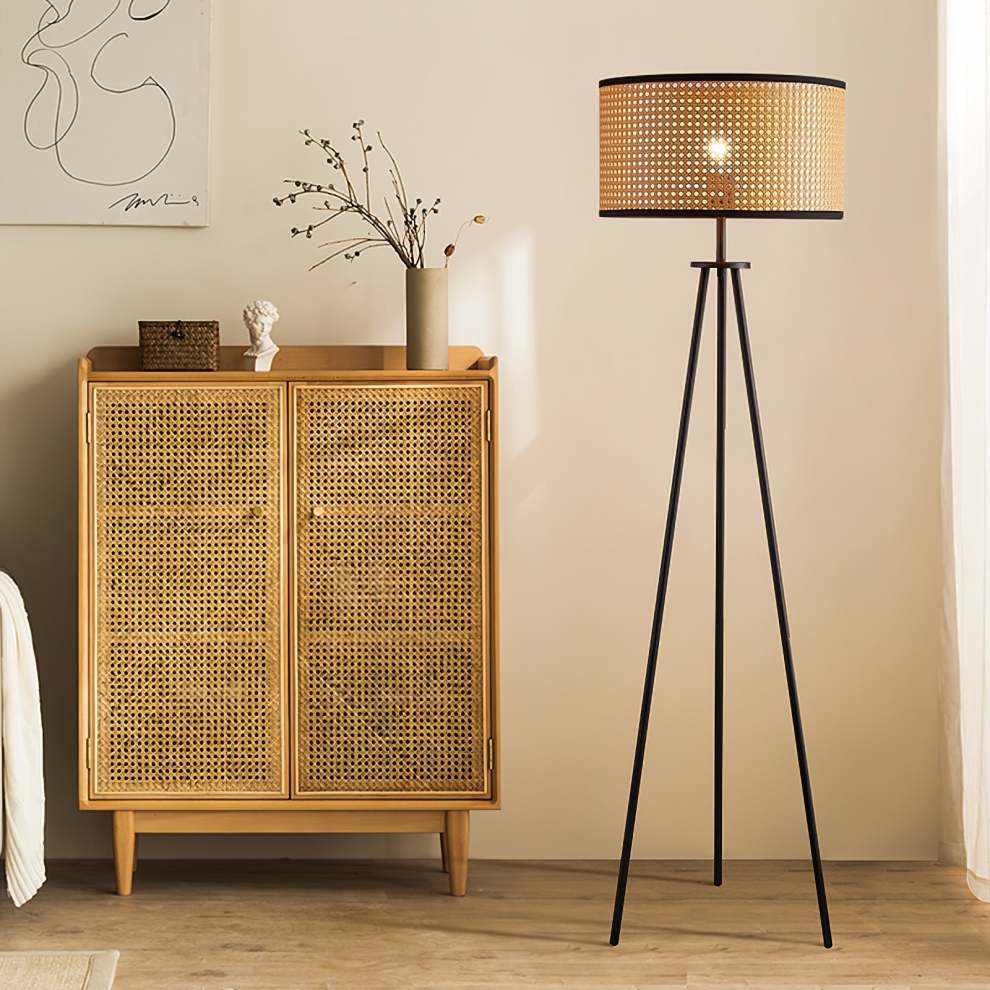 Rattan Tripod Vloerlamp – Natuurlijke Staande Lamp met Modern Driepoot Design | Stijlvol, Warm & Tijdloos
