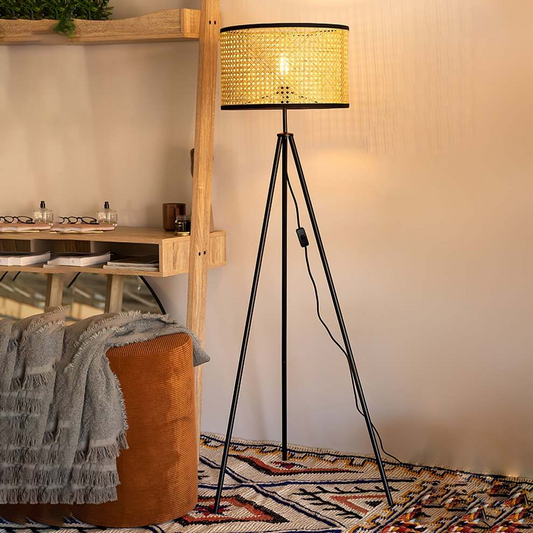 Rattan Tripod Vloerlamp – Natuurlijke Staande Lamp met Modern Driepoot Design | Stijlvol, Warm & Tijdloos