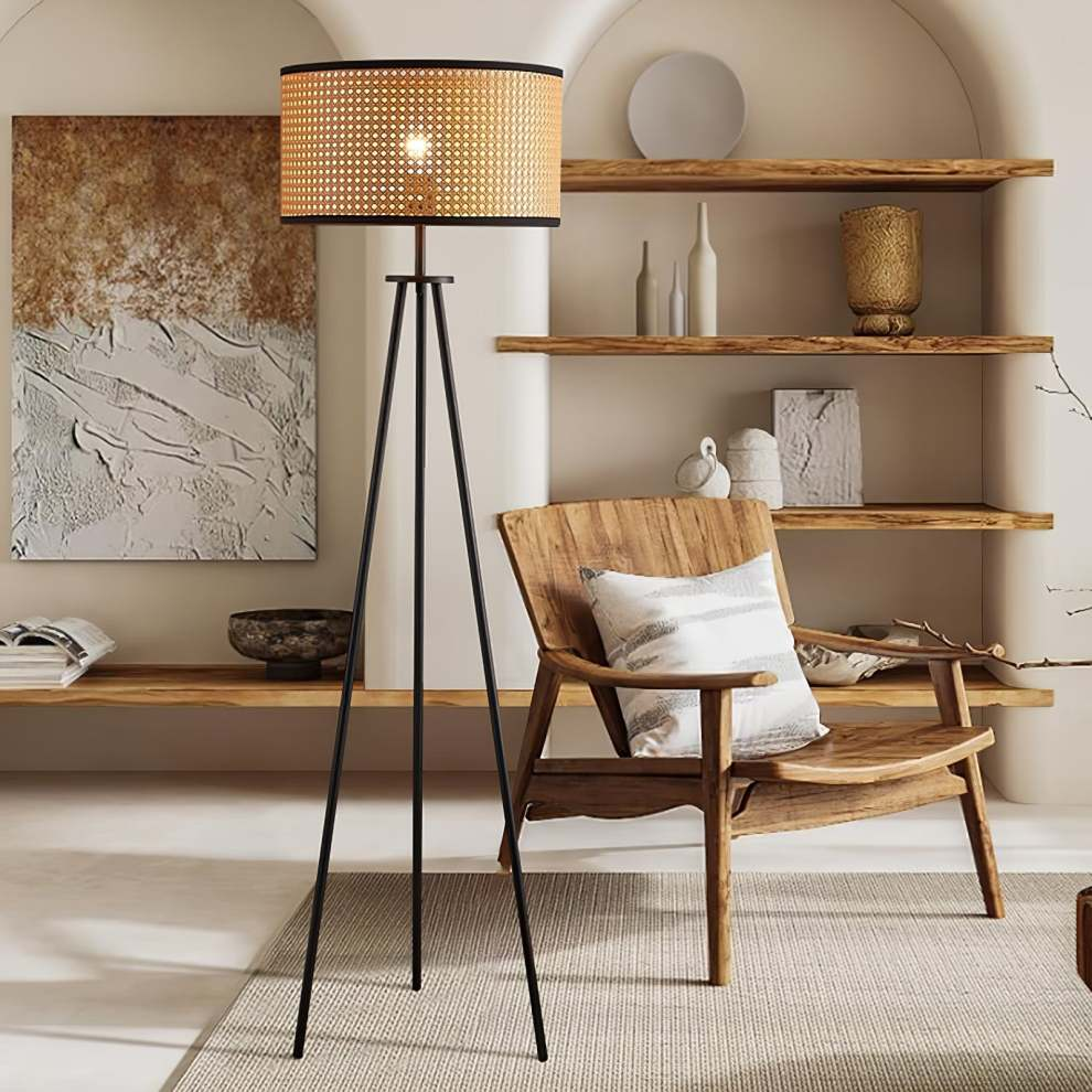Rattan Tripod Vloerlamp – Natuurlijke Staande Lamp met Modern Driepoot Design | Stijlvol, Warm & Tijdloos