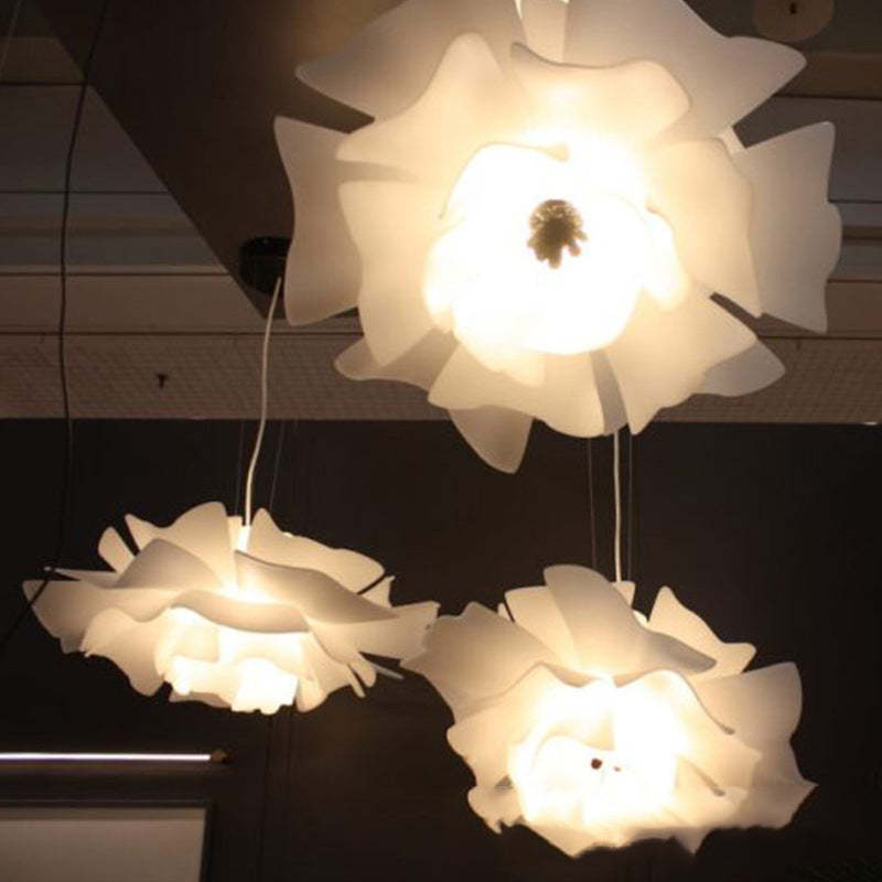 Moderne Hanglamp in Bloemvorm – Witte LED Kroonluchter van Metaal en Acryl – Bella