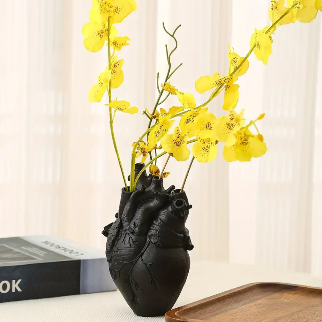 Hartvormige Bloemenvaas – Uniek Decoratiestuk met Symbolische Uitstraling van Keramiek