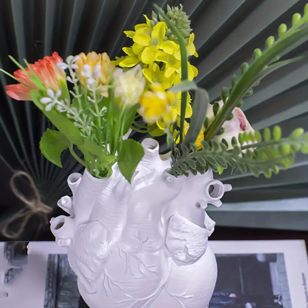Hartvormige Bloemenvaas – Uniek Decoratiestuk met Symbolische Uitstraling van Keramiek