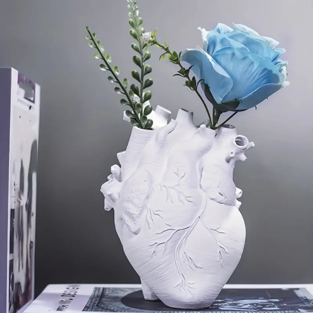 Hartvormige Bloemenvaas – Uniek Decoratiestuk met Symbolische Uitstraling van Keramiek