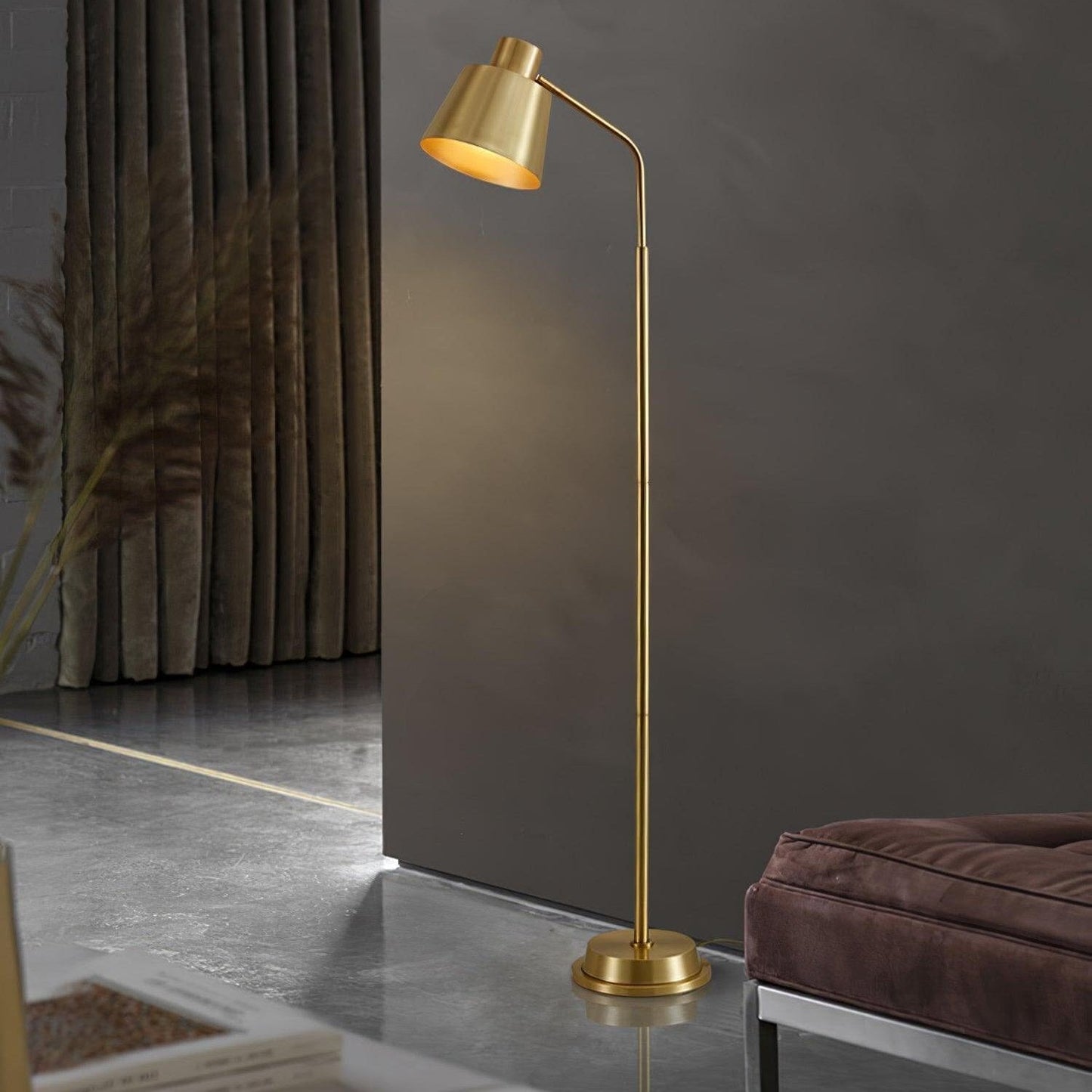Zeid Vloerlamp Messing – Luxe Design Staande Lamp met Minimalistische Vormgeving | Modern & Artistiek Statement Piece