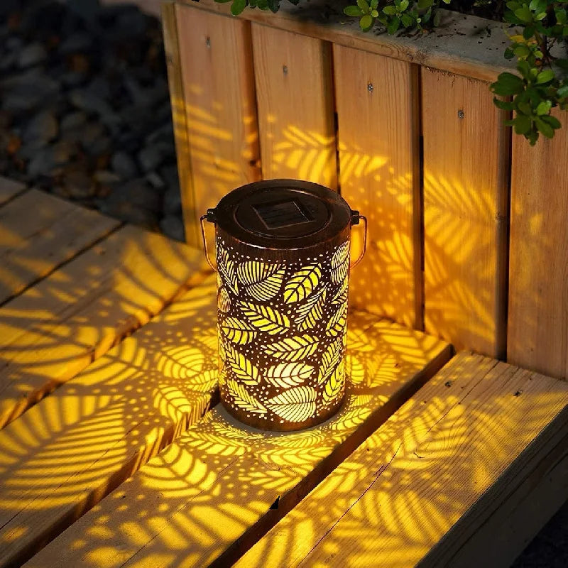 Luminous Leaf Lantaarn – Stijlvolle Solar Tuinlantaarn met Tropisch Bladpatroon | Waterdicht & Sfeervol Licht voor Tuin en Tafel