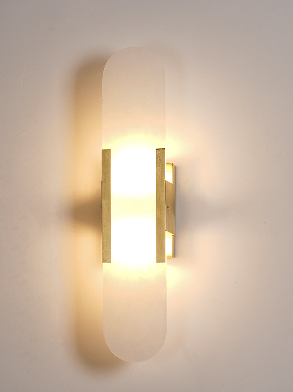 Melange Alabaster Wandlamp – Luxe Design met Messing Accenten | Handgemaakt & Tijdloos Modern