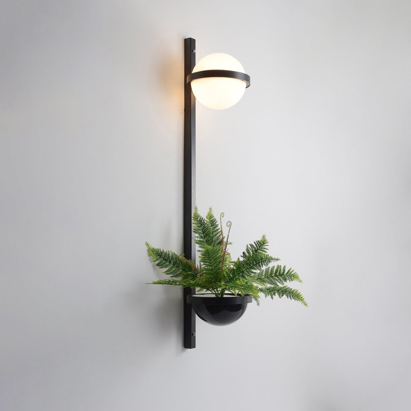 Solstice Outdoor Wall Light – Moderne Zwarte Buitenlamp met LED Bol | Waterdichte IP65 Gevelverlichting