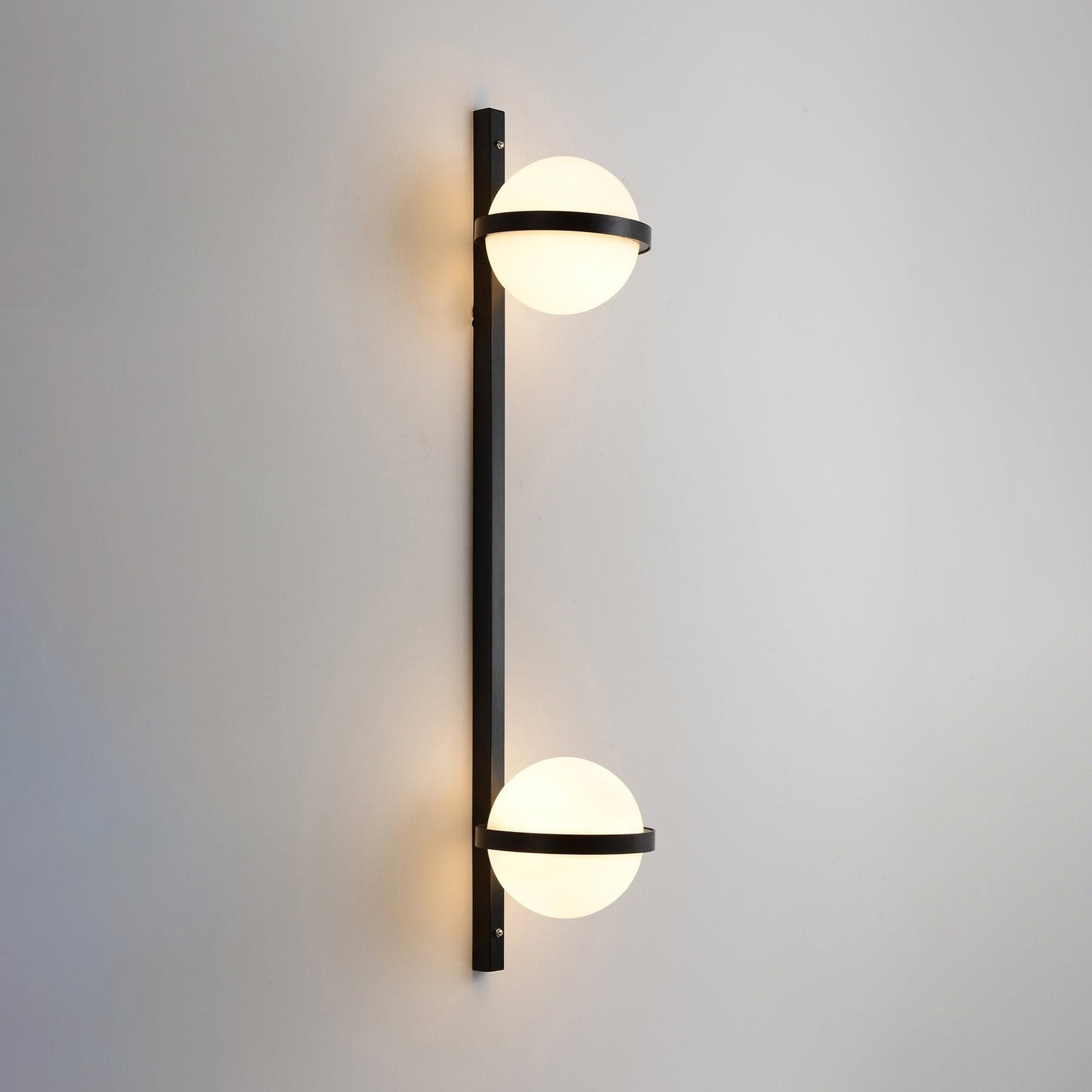 Solstice Outdoor Wall Light – Moderne Zwarte Buitenlamp met LED Bol | Waterdichte IP65 Gevelverlichting