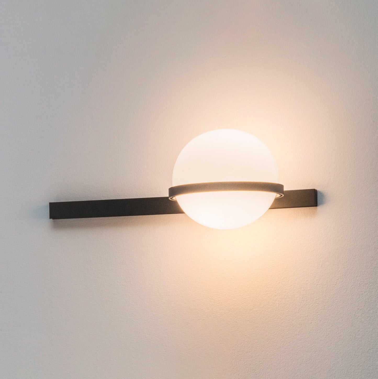Solstice Outdoor Wall Light – Moderne Zwarte Buitenlamp met LED Bol | Waterdichte IP65 Gevelverlichting