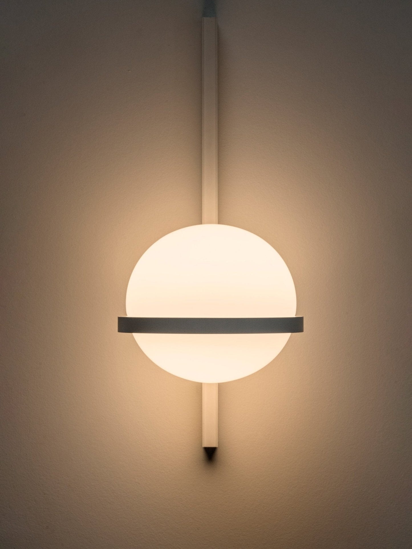 Solstice Outdoor Wall Light – Moderne Zwarte Buitenlamp met LED Bol | Waterdichte IP65 Gevelverlichting