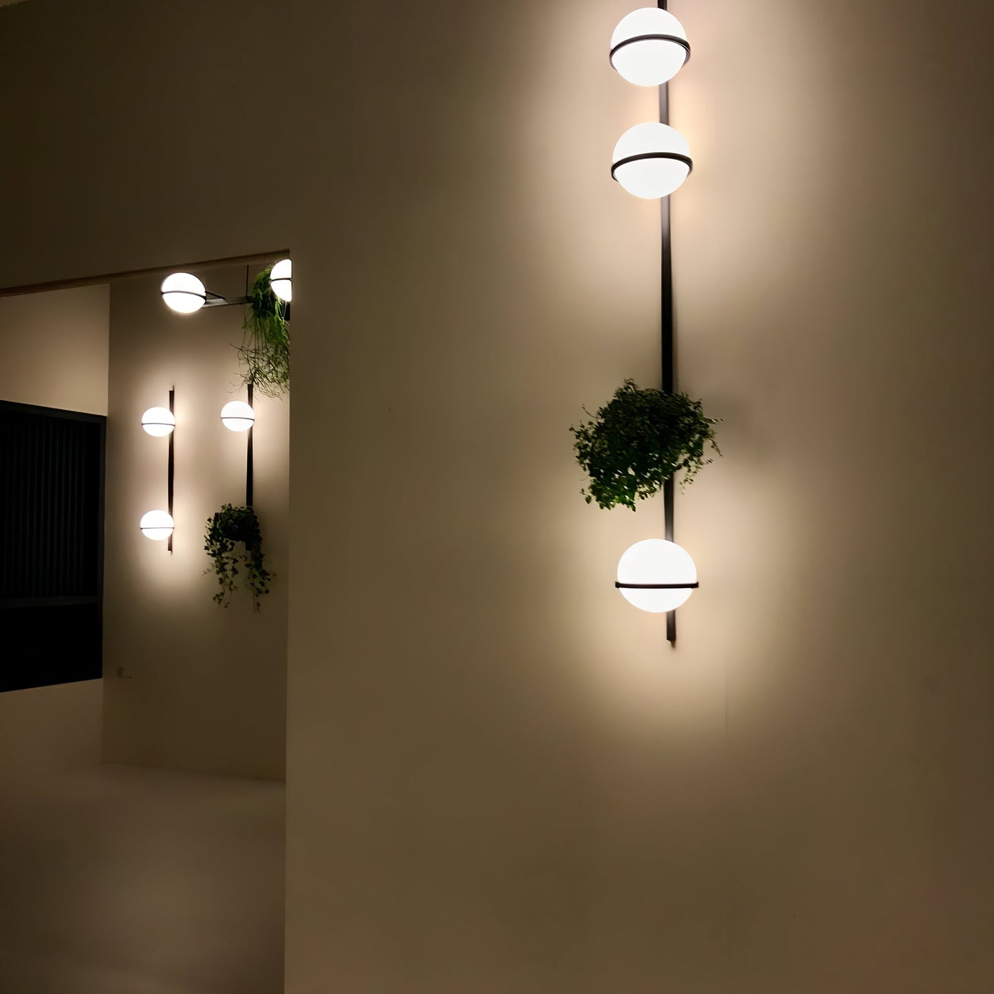 Solstice Outdoor Wall Light – Moderne Zwarte Buitenlamp met LED Bol | Waterdichte IP65 Gevelverlichting