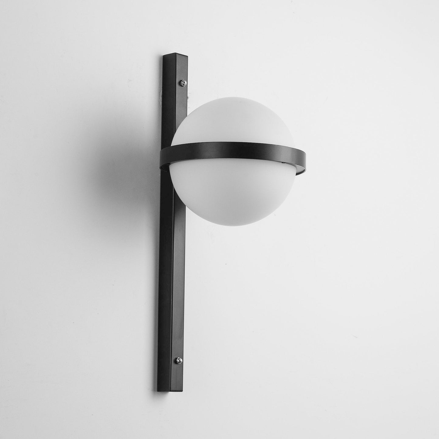 Solstice Outdoor Wall Light – Moderne Zwarte Buitenlamp met LED Bol | Waterdichte IP65 Gevelverlichting