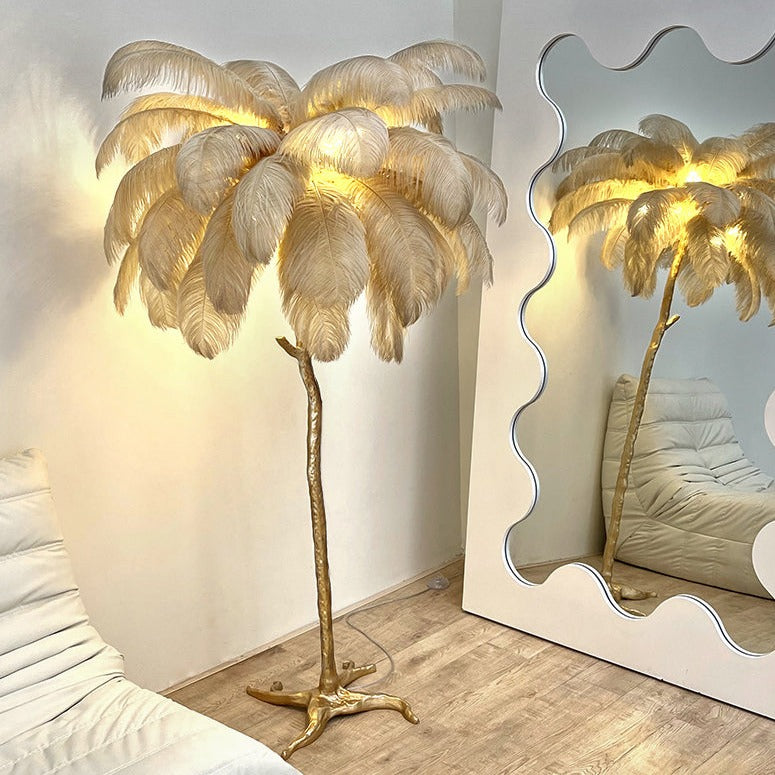 Struisvogelveren Vloerlamp – Luxe Design Staande Lamp met Messing Afwerking | Elegant, Sfeervol & Uniek Statement Piece