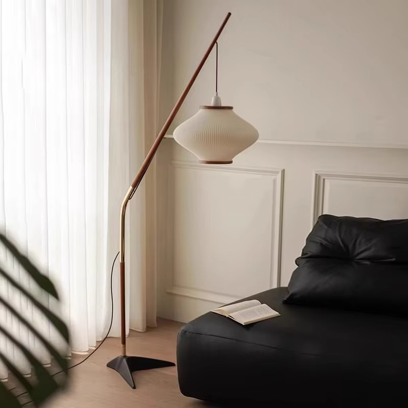 Medieval Style Vloerlamp – Houten Booglamp met Geplooide Stoffen Kap | Japans Minimalisme & Warme Sfeer