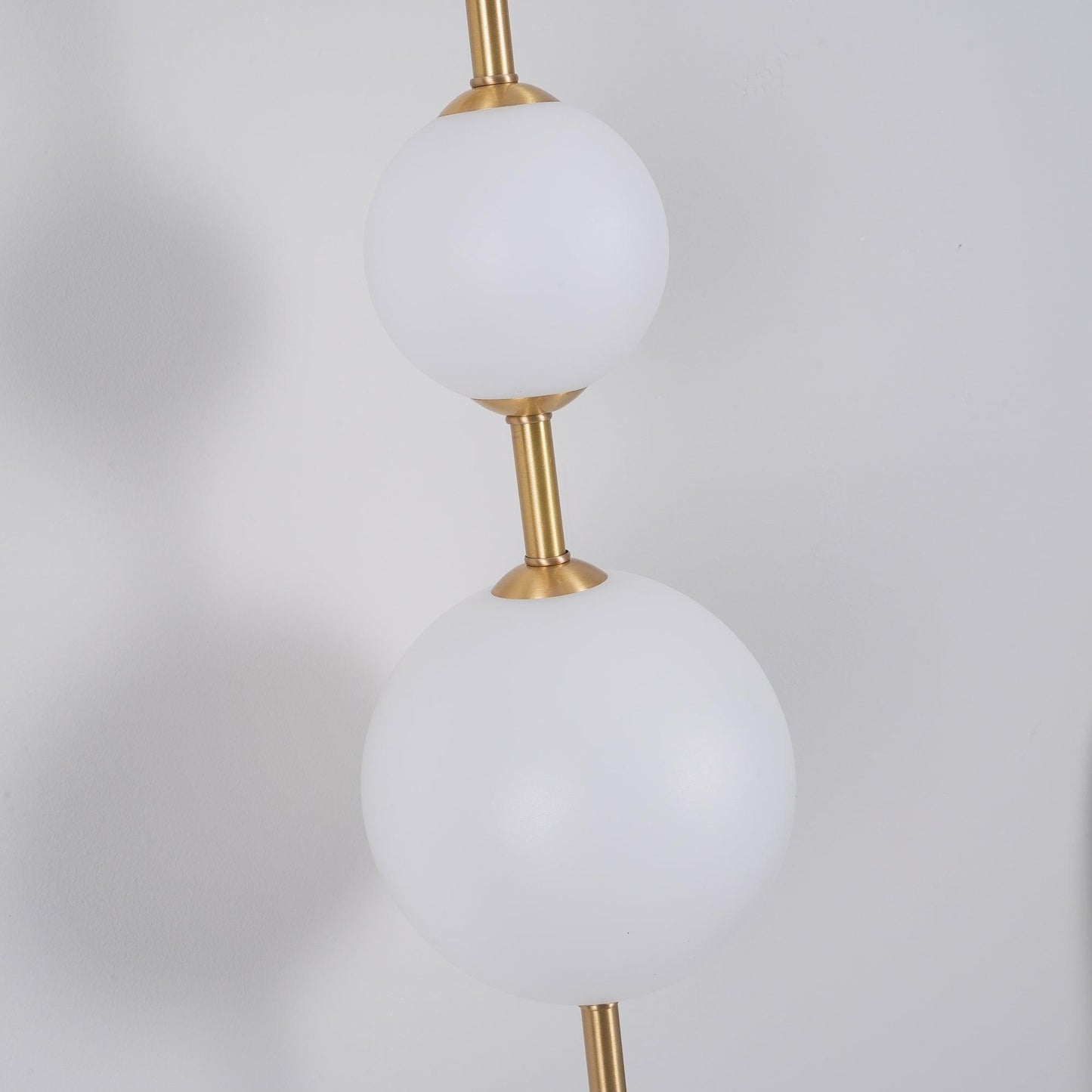 Verticale Glass Globe Wandlamp – Luxe LED Wandverlichting met Gouden Afwerking | Minimalistisch & Sfeervol Design