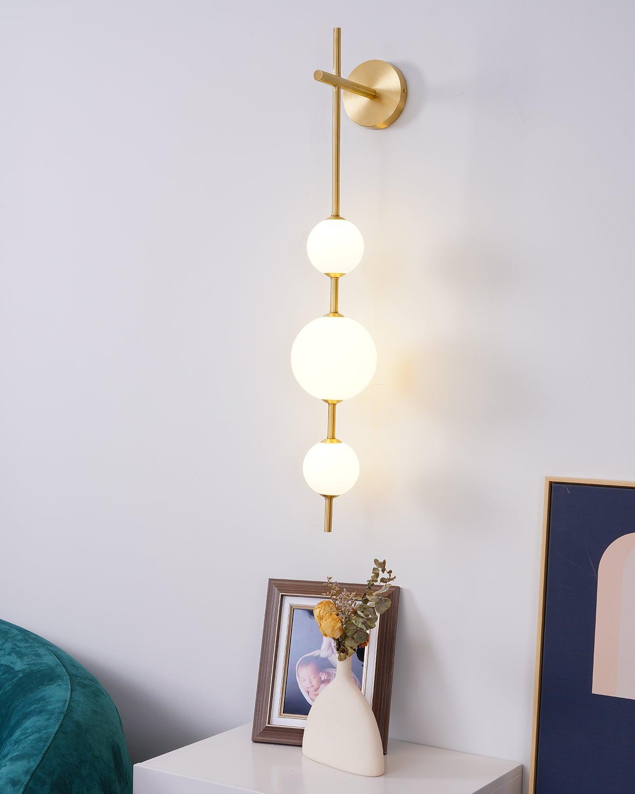 Verticale Glass Globe Wandlamp – Luxe LED Wandverlichting met Gouden Afwerking | Minimalistisch & Sfeervol Design