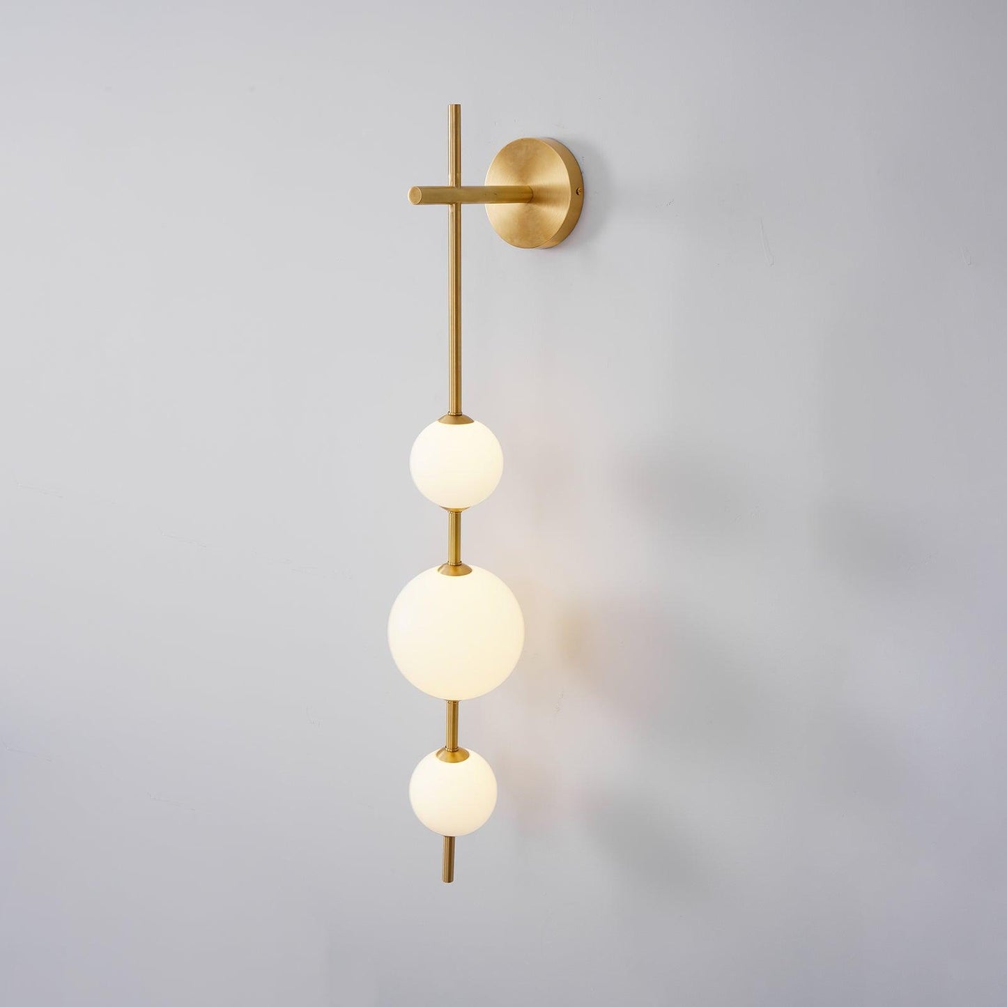 Verticale Glass Globe Wandlamp – Luxe LED Wandverlichting met Gouden Afwerking | Minimalistisch & Sfeervol Design