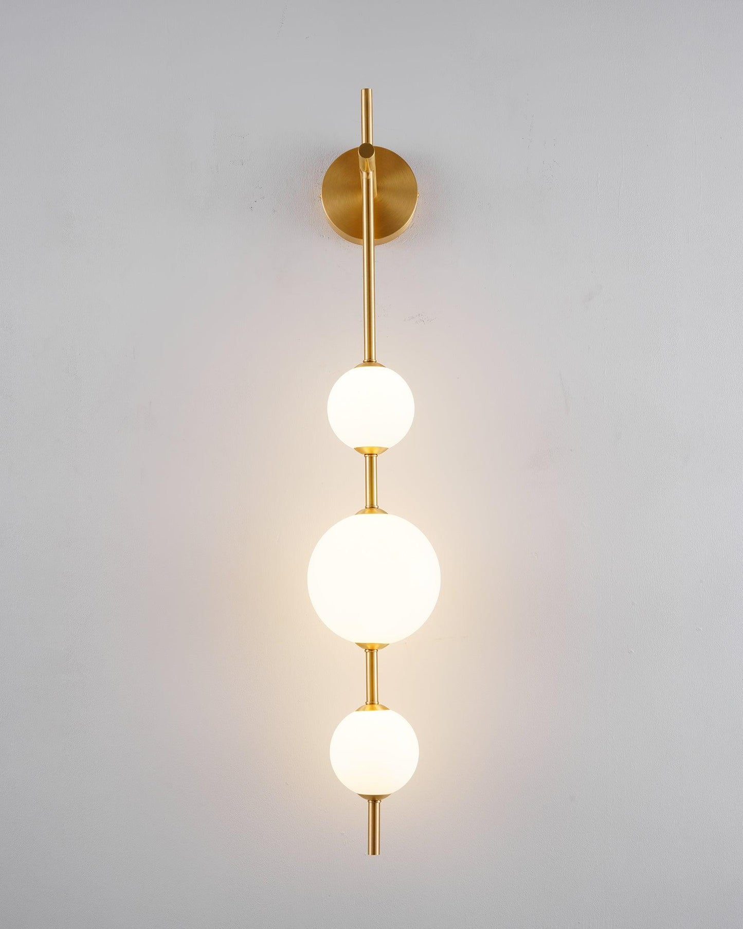 Verticale Glass Globe Wandlamp – Luxe LED Wandverlichting met Gouden Afwerking | Minimalistisch & Sfeervol Design