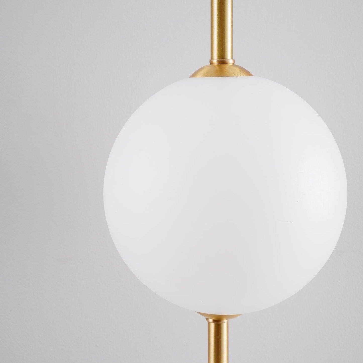 Verticale Glass Globe Wandlamp – Luxe LED Wandverlichting met Gouden Afwerking | Minimalistisch & Sfeervol Design