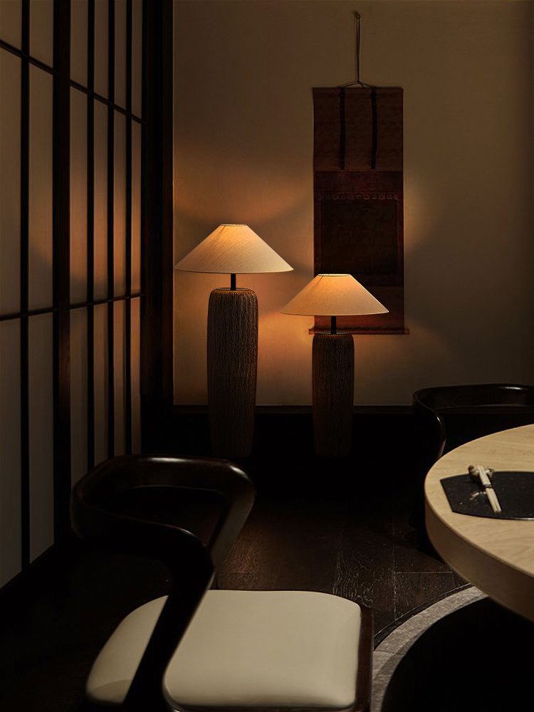 Weathered Wood Vloerlamp – Rustieke Staande Lamp met Stoffen Kap | Landelijk Design & Warme Sfeer