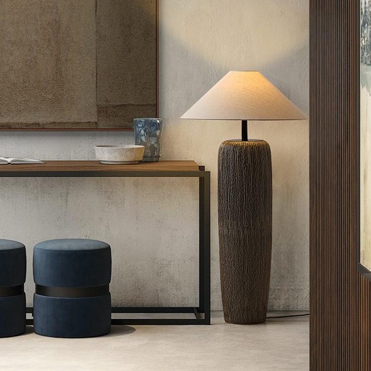 Weathered Wood Vloerlamp – Rustieke Staande Lamp met Stoffen Kap | Landelijk Design & Warme Sfeer