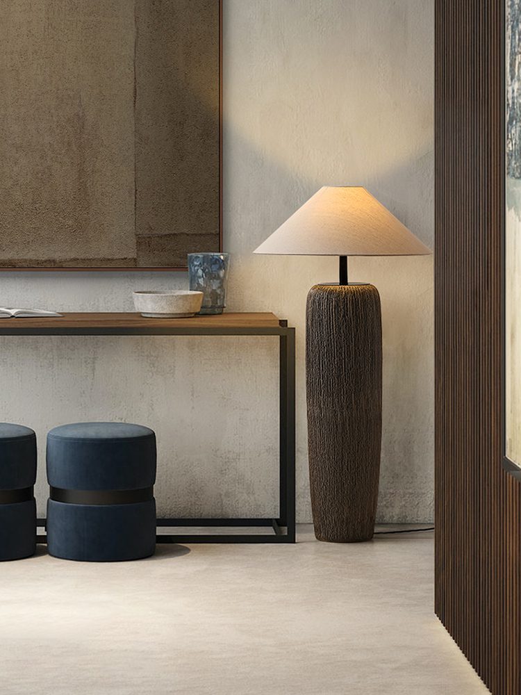 Weathered Wood Vloerlamp – Rustieke Staande Lamp met Stoffen Kap | Landelijk Design & Warme Sfeer